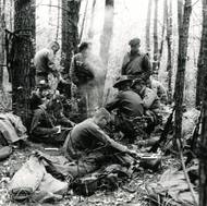 Každý frekventant Special Forces musí umět rozdělat oheň za deště a bez sirek. Umět zacházet s nožem. Být schopen přežít na nepřátelském území bez dodávek zásob, lovit zvěř, chytat ryby, znát účinky hub, léčivých i jedovatých rostlin… Skautské a trampské zkušenosti Čechů z mládí přicházejí najednou vhod. Učí se také, jak vyrobit jednoduchý kompas, práci s mapou, orientaci v terénu či zásadám první pomoci. Civilista v klobouku je místní lesník.