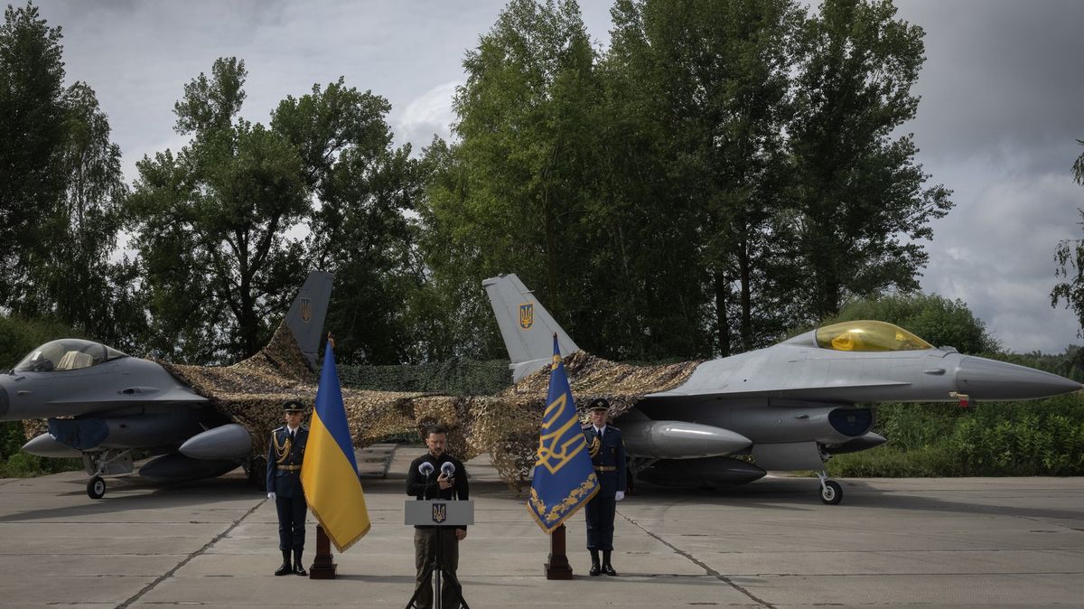 Ukrajina dostala první západní stíhačky F-16. Zelenskyj chce další