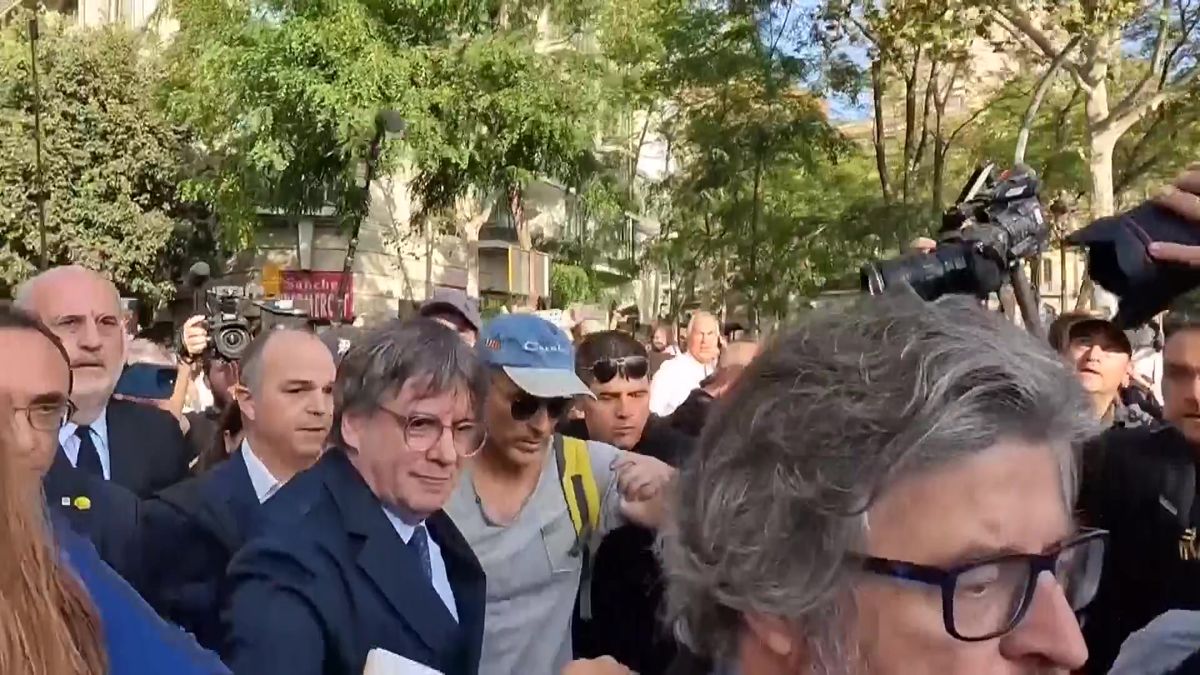 Video: Vůdce separatistů po letech doma. Španělská policie ho usilovně hledá