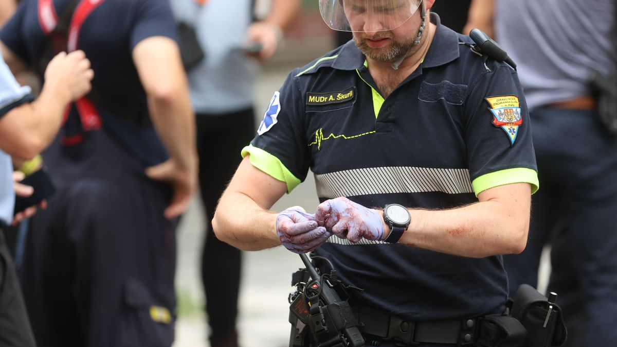 V bouřce spadla římsa na zastávku a zabila muže. Bylo tam dalších šest lidí