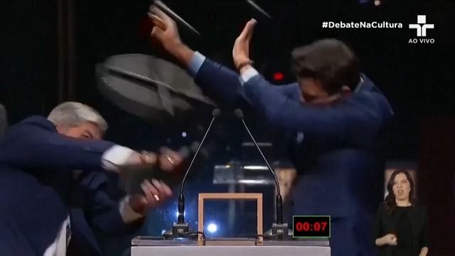 Video: V brazilské předvolební debatě napadl jeden politik židlí druhého