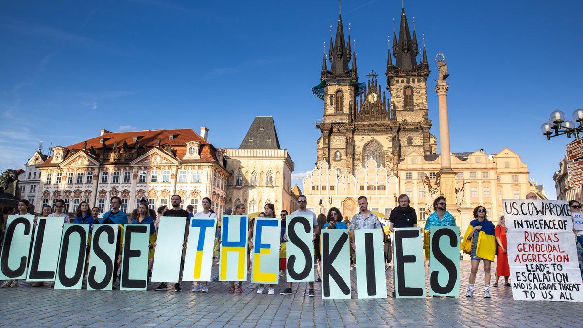 Lidé v Praze přišli vyjádřit podporu Ukrajině. Použili k tomu i deštníky