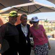 Za Babišem dorazila hrstka fandů.