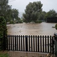 Od rána tam pracují hasiči, evakuují obyvatele.