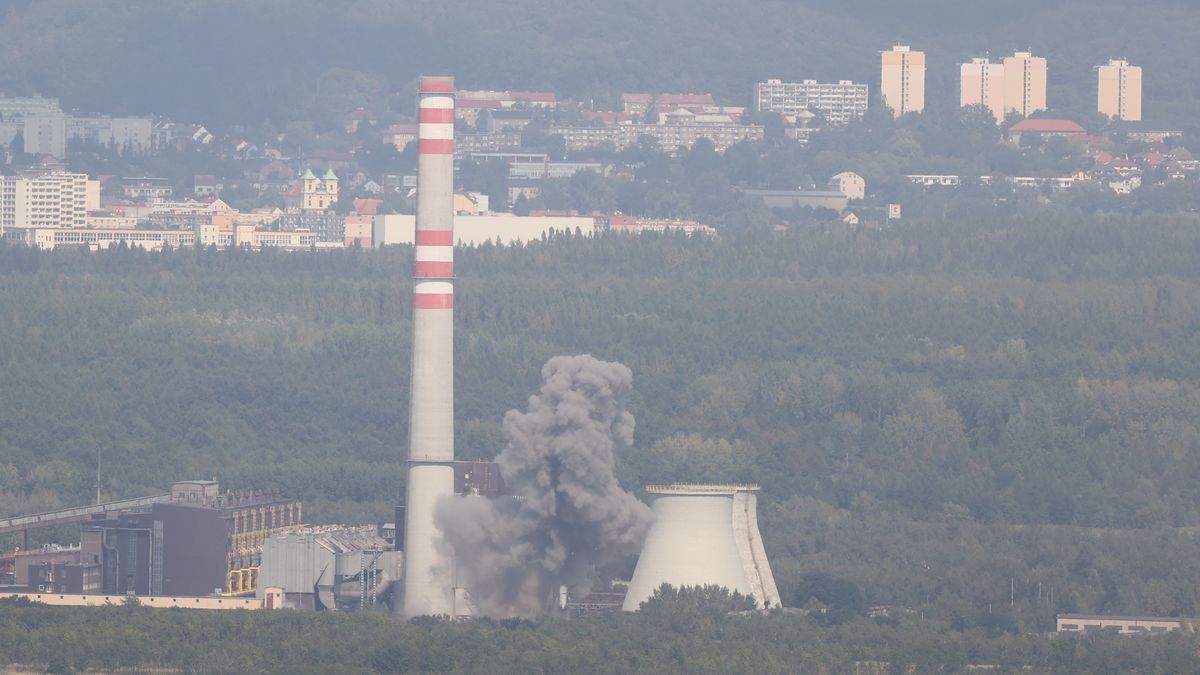 Fotky: Dým a detonace. Letecká puma u chemičky zneškodněna