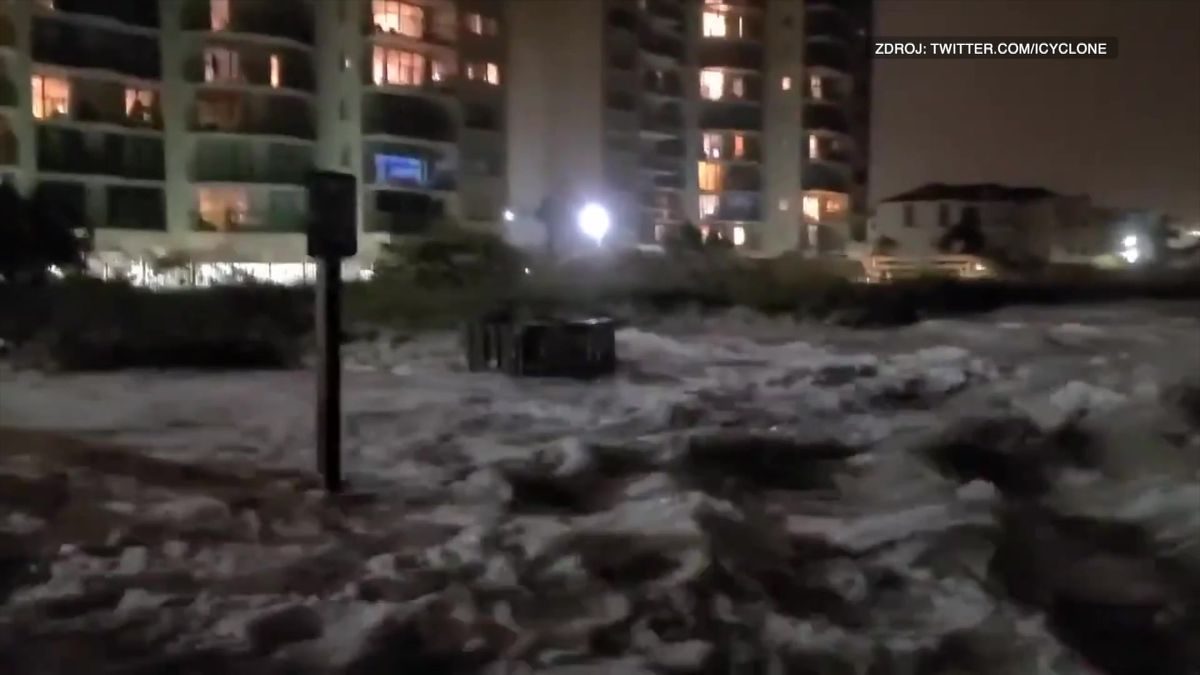Video: Zaplavené ulice a silný vichr. Hurikán Isaias dorazil na východ USA