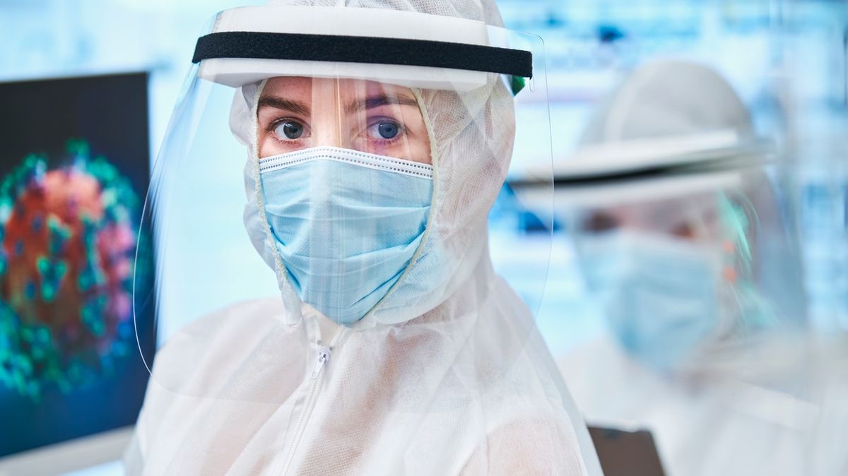 Prahou prošly masky odkazující na covidovou pandemii