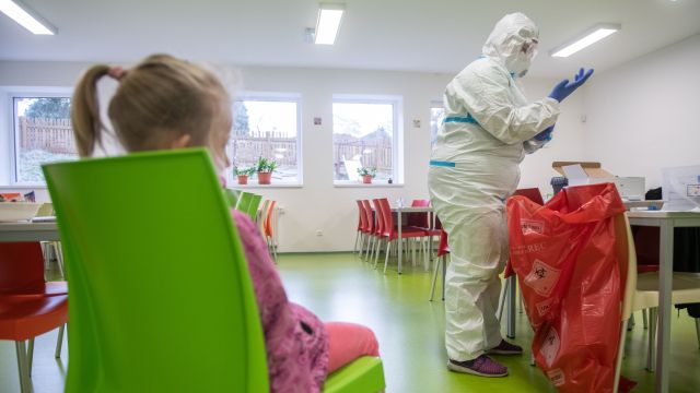 Ve škole na Zlínsku 28 nakažených, potvrzena britská mutace
