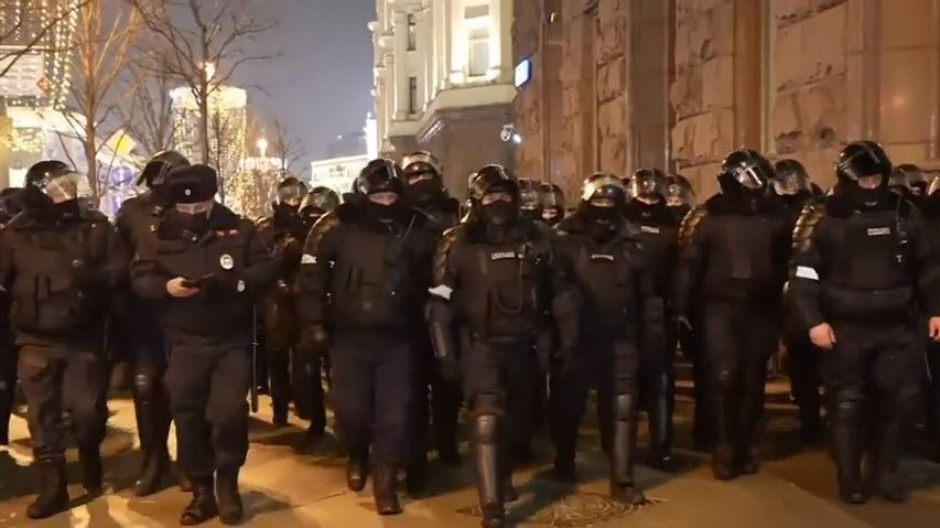 Záběry policejního násilí: Ruští těžkooděnci zaútočili na protestující