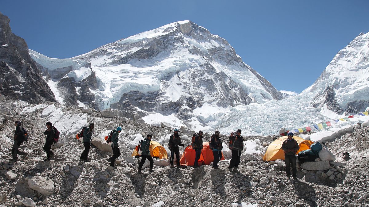 Nepál zavede bezplatný výstup na 97 hor, chce ulevit Everestu
