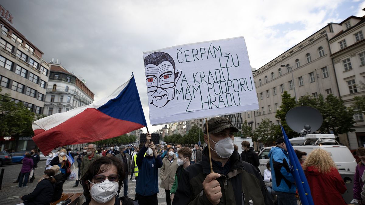 „Tahle svoloč půjde.“ Na 70 místech v Česku se demonstrovalo proti Babišovi a spol.