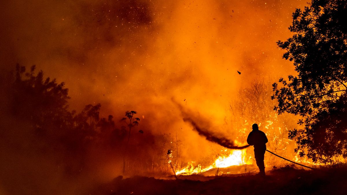 Obrazem: Kypr čelí ohnivé zkáze. Plameny zabily čtyři lidi