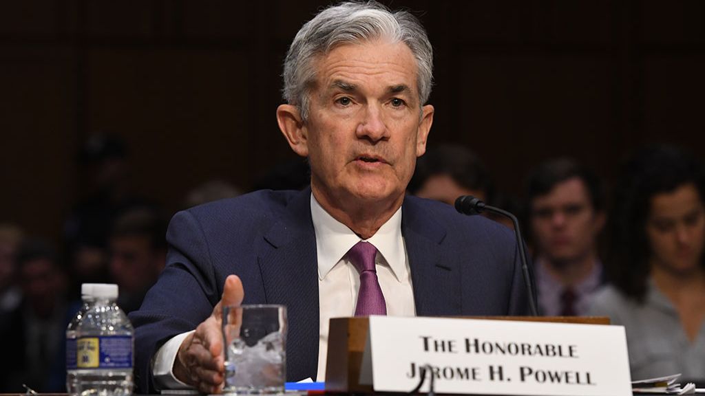 Fed sazby nemění, Trump ale tlačí na jedno procento