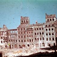 Zničené budovy na Staroměstském náměstí ve Varšavě v roce 1944.