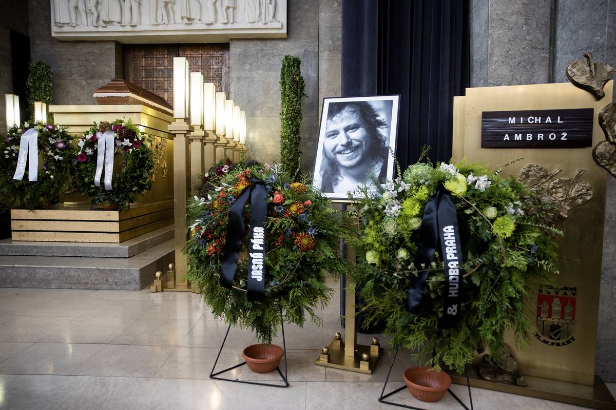 V pražských Strašnicích se dnes konalo poslední rozloučení s hudebníkem Michalem Ambrožem.