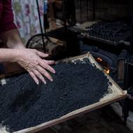 Když je uhlí vypálené, Pavel Matějka dřevo rozemele na prach.