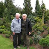 Jiří Mareček (vpravo), medaile Za zásluhy I. stupně, profesor v oboru zahradní a krajinná architektura.