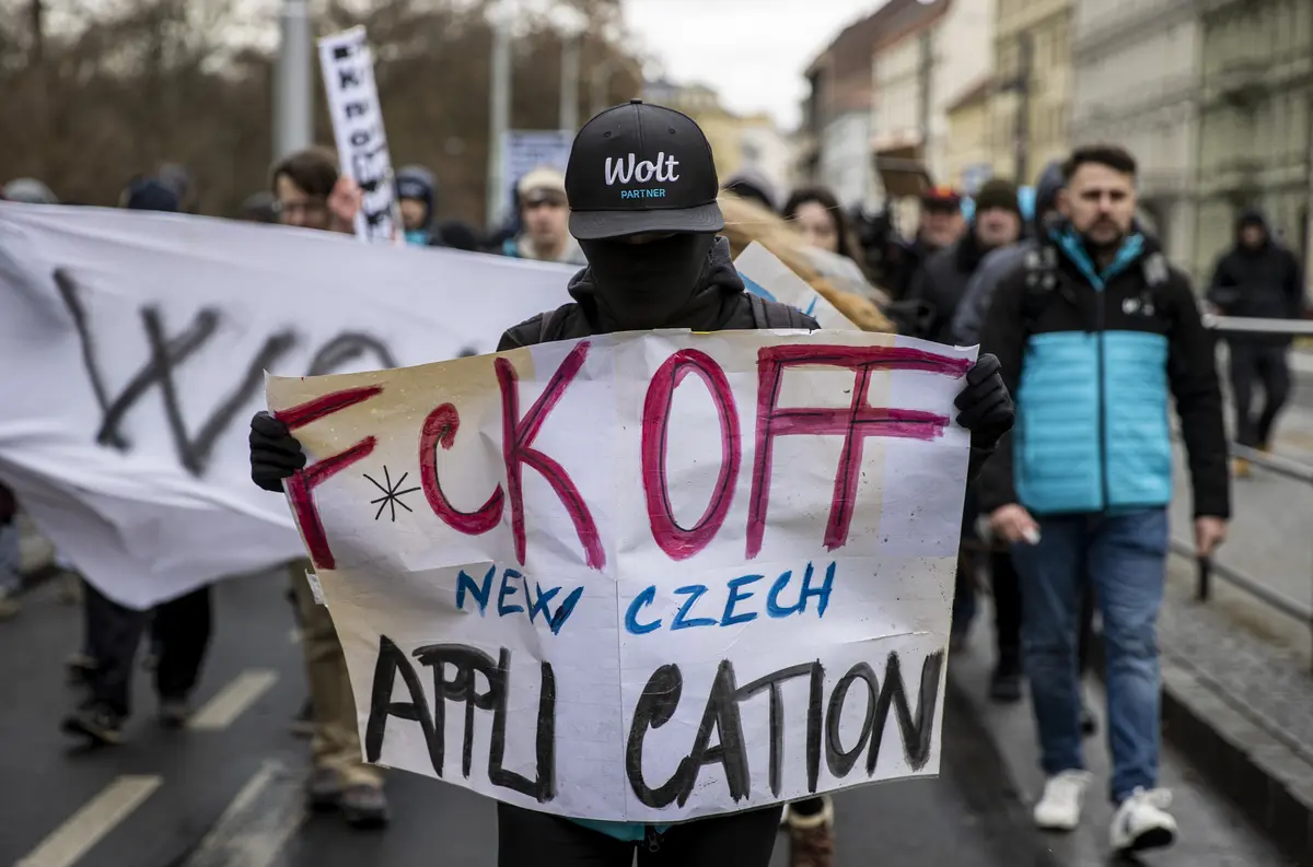SZ / Kurýři rozvážkové společnosti Wolt protestují v Praze proti snížení honorářů a nevýhodnému proplácení kilometrů