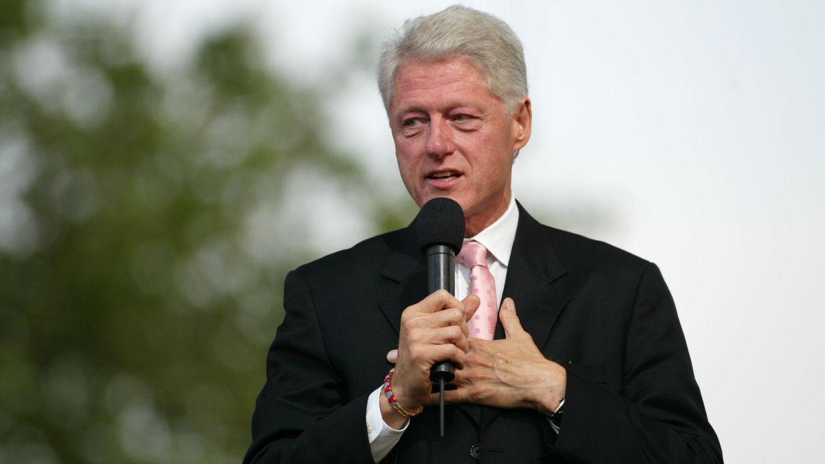 Bill Clinton s’est envolé pour Prague.  Il prendra la parole lors d’une conférence sur la sécurité