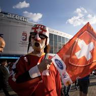 Důvod k radosti měl i fanoušek Švýcarska: Jeho tým porazil Norsko 5:2.