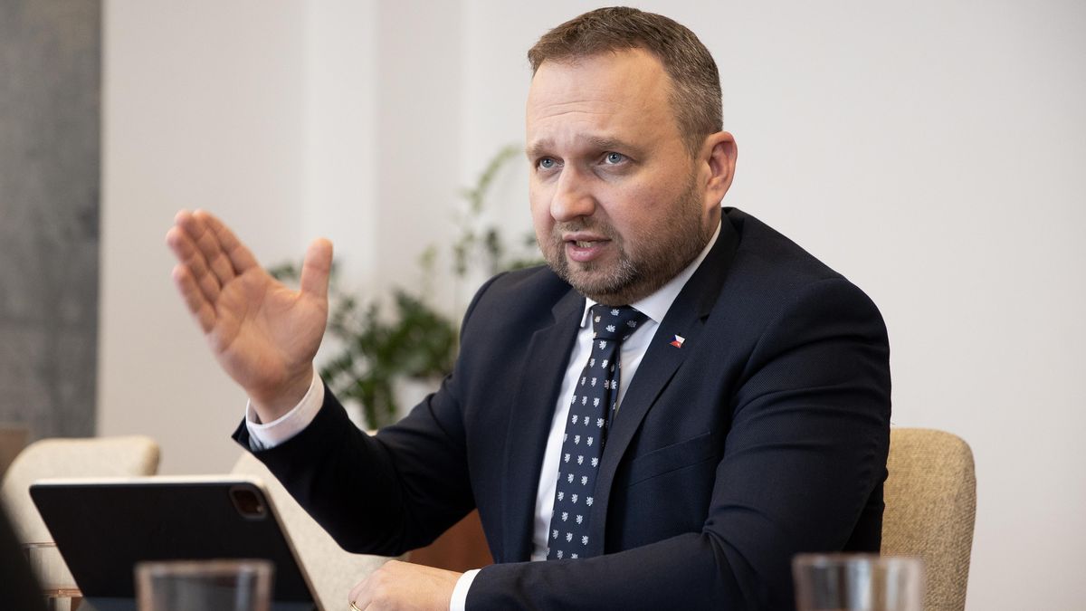 Platy politiků by mohly do budoucna růst nejvýše o pět procent, navrhl Jurečka