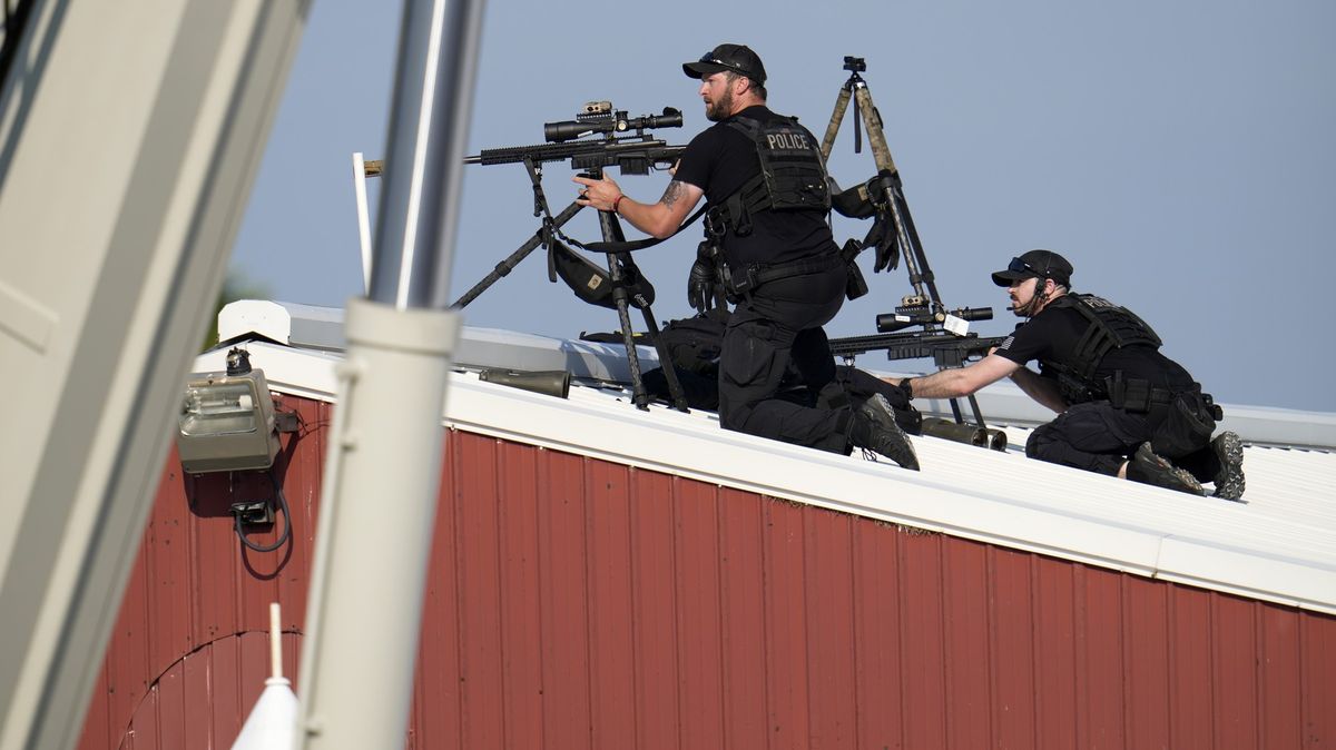 „Volali jsme, že je na střeše. Policie nereagovala,“ tvrdí svědek střelby