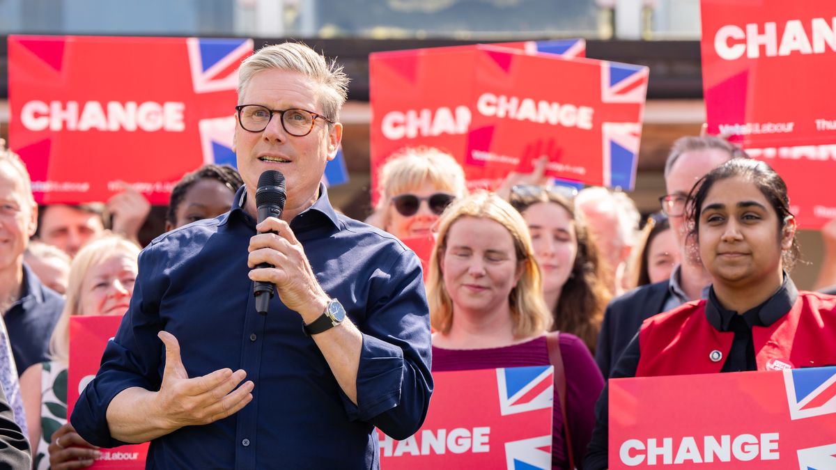 Spořádaný lídr pro těžké časy. Keir Starmer slibuje Britům konec chaosu