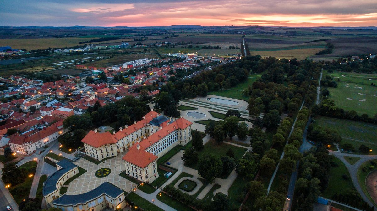 Při nehodě dodávky a tří aut se poblíž Slavkova zranilo osm lidí