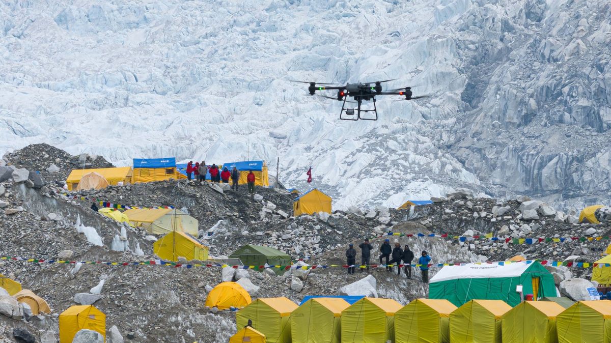 Fotky: Tající sníh na Everestu vydává svá tajemství
