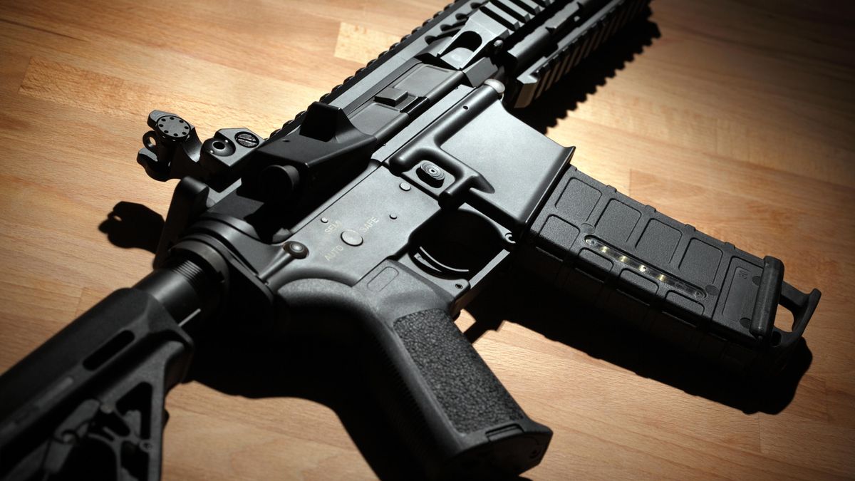 Atentátník na Trumpa vypálil z AR-15, zbraně spojované s masovými střelbami