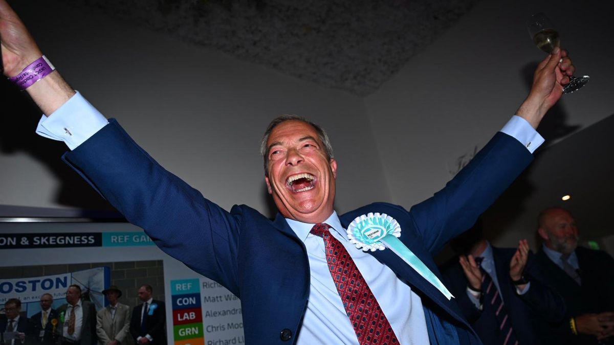 „Věčný narušitel“ Farage po letech marných snah míří do britské sněmovny