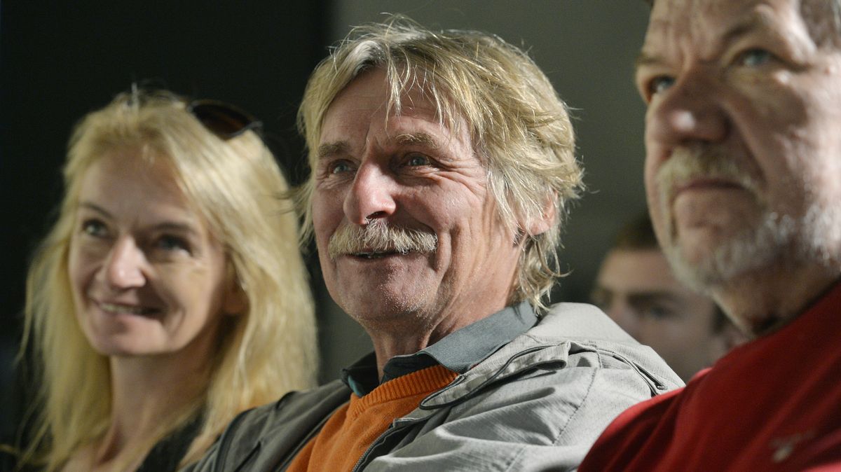 Nejslavnější fotka z povodní. Autor musel vysvětlovat, že psa do vody nehodil