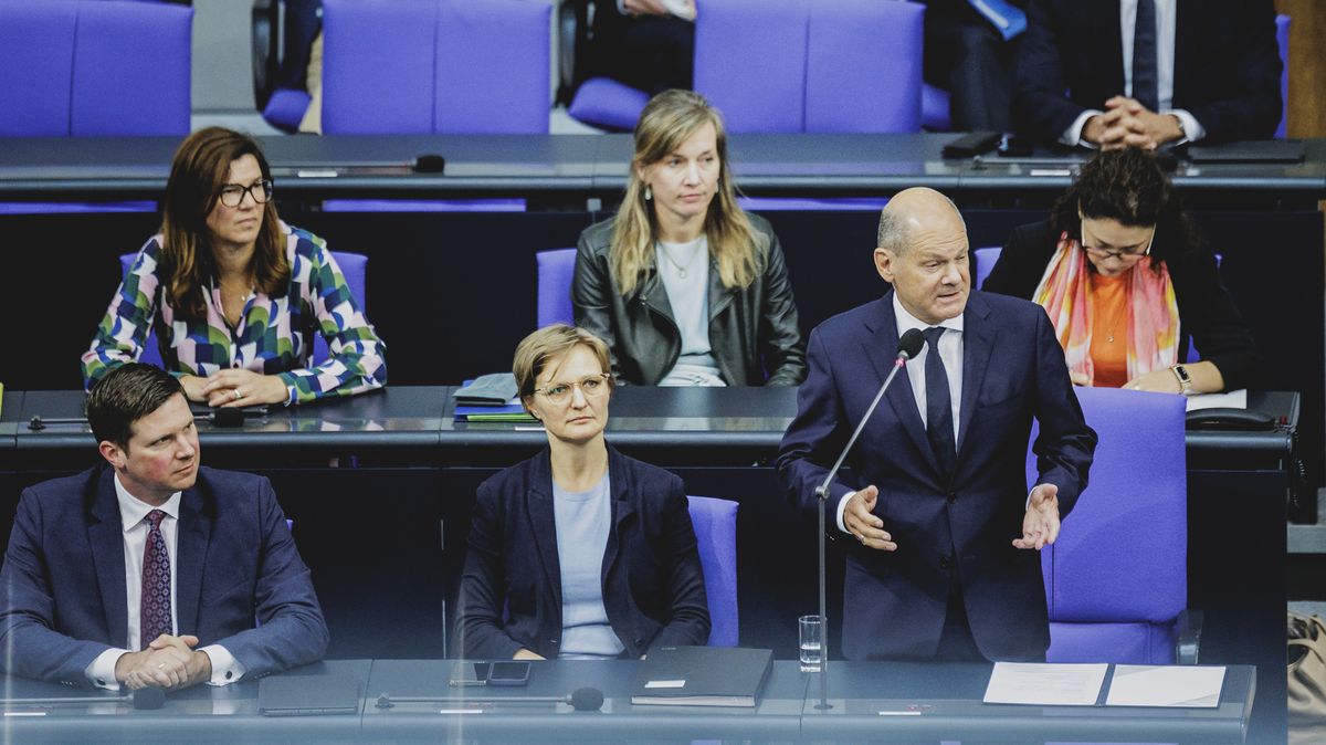Sto poslanců bez práce. Scholzovi prošla reforma, narazilo omezení ministran