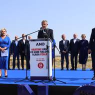 Úvodní tisková konference trvala přibližně hodinu.