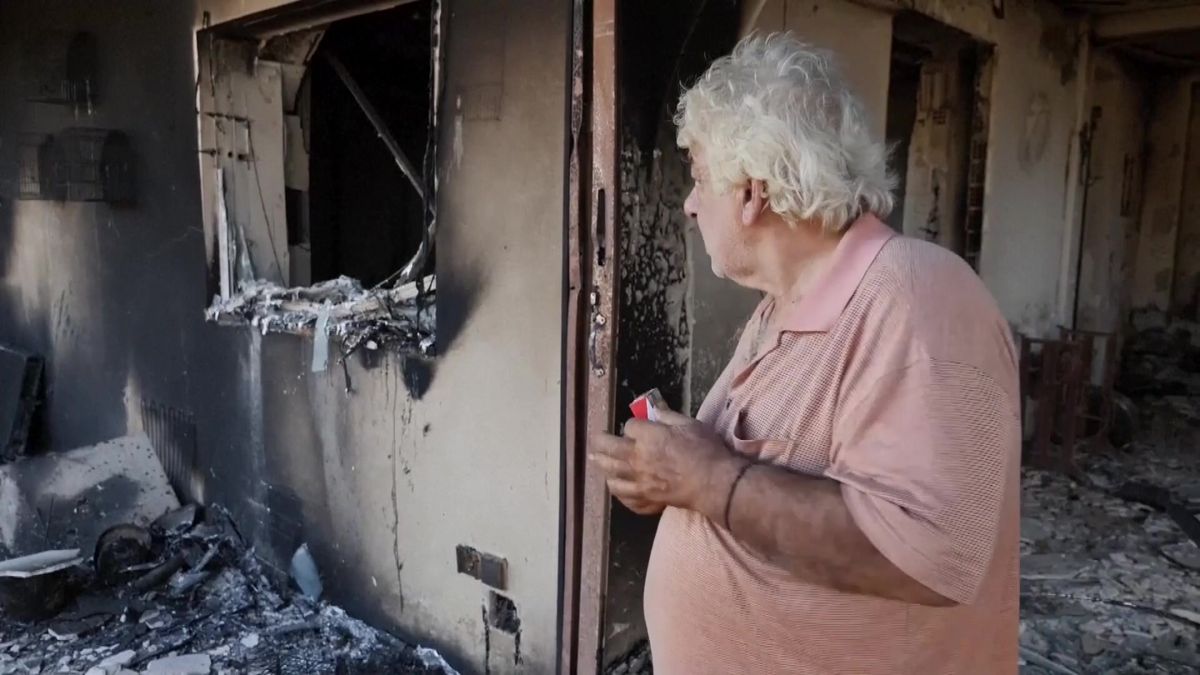 Video: Řekové se po požárech vrací. Místo domovů nacházejí spoušť