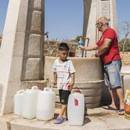 Pro obyvatele mnoha oblastí Sicílie –⁠⁠⁠ zvlášť zasažená je jižní provincie Agrigento –⁠⁠⁠ je voda z vodovodu přísně na příděl. V dlouhých frontách stojí s kanystry, aby si donesli vodu z veřejných zdrojů. (Agrigento, 13. července.)