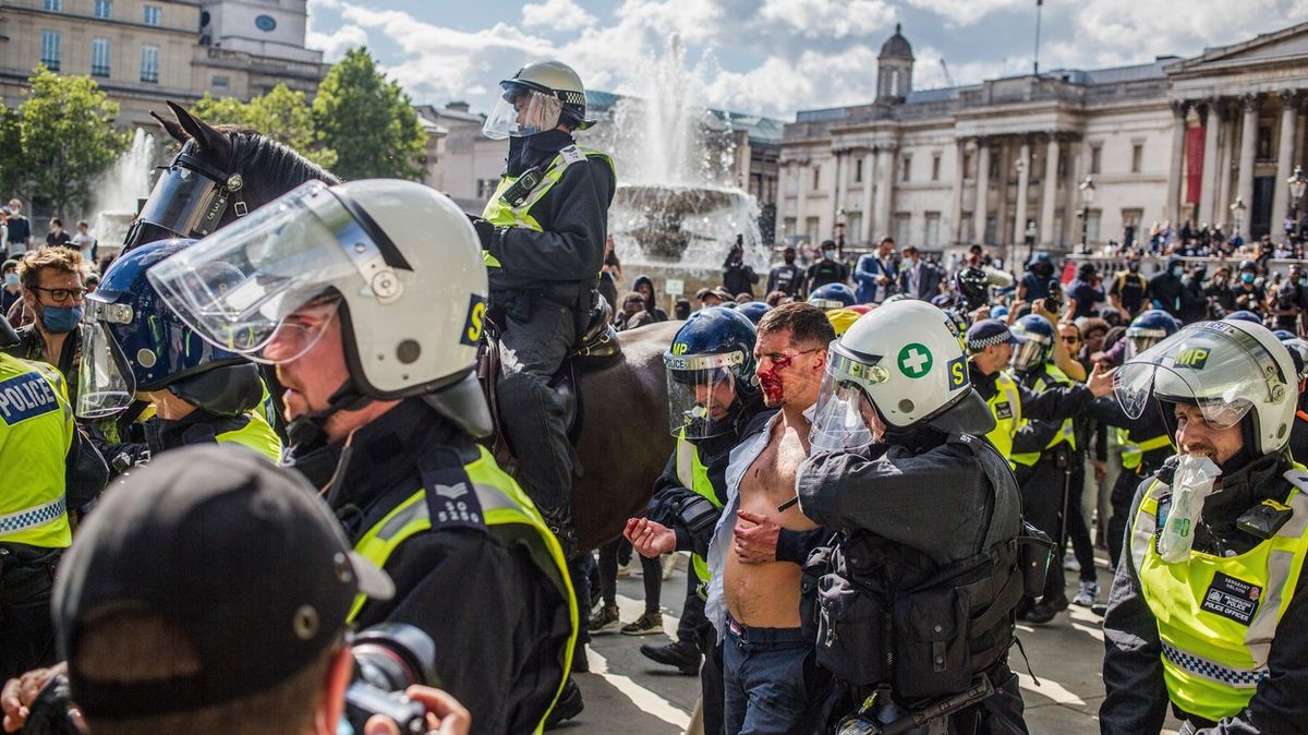Protesty v Londýně: Britové pátrali po muži, který pomočil památník policisty