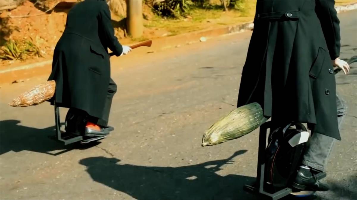 Kouzelnická létající košťata.