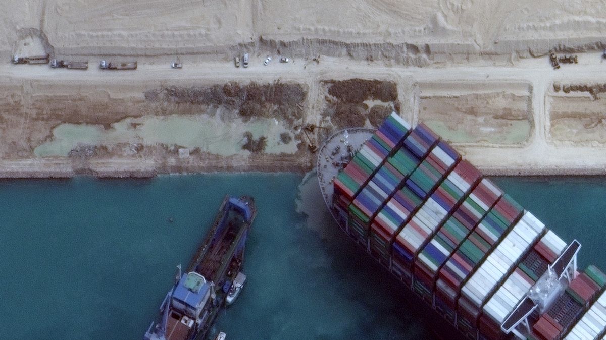 Drahá nehoda. Kvůli lodi v Suezu stojí přeprava zboží za stovky miliard korun