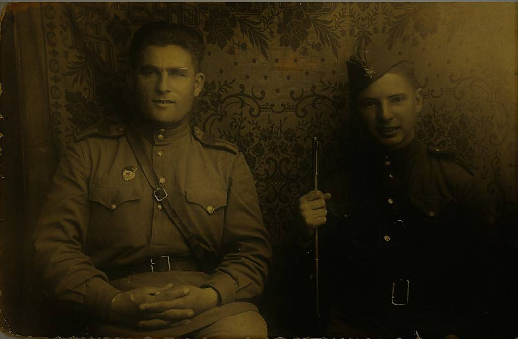 Jan Novenko (vpravo) se narodil v osadě Kurtáň u Fiľakova na jižním Slovensku, otec byl ruský voják. Od roku 1944 se s otcem zapojovali do pomoci partyzánům, sledovali vývoj Slovenského národního povstání i příchod vlasovců do oblasti. Koncem roku 1944 se Ján Novenko připojil k Rudé armádě a stal se členem kontrarozvědky Směrš. Na fotce mladý Ján Novenko s velitelem jako člen Směrš.