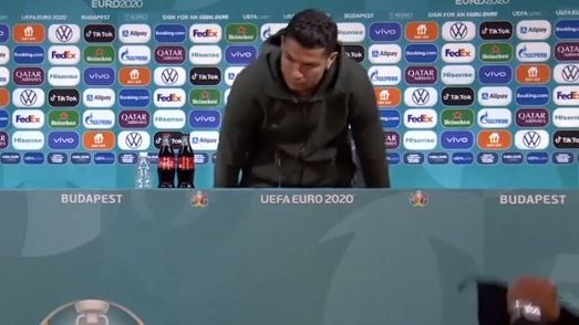 Video: Naštvaný Ronaldo odstrčil na tiskovce colu. Pijte vodu, radil