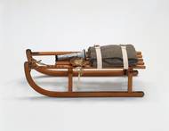 Beuysovy Sáňky (1969). Posuzování Josepha Beuyse se vždy pohybovalo mezi dvěma krajními polohami – naprostým neporozuměním a výhradním obdivem. Jeho práce nezapadají do žádné tradice, nebál se na veřejnosti upozorňovat na problémy doby a nikoho svým originálním jednáním nenechával bez názoru.