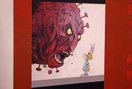 Ukázka výtvarných děl inspirovaných pandemií koronaviru, která jsou k vidění na výstavě Helpful Art in Covid v Praze.