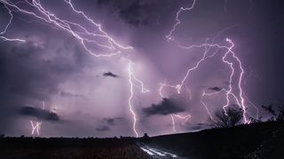 V pondělí mohou Vysočinu a jihozápad Moravy zasáhnout silné bouře