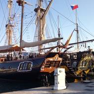 Pirátská loď La Grace. Setkání v přístavu s další pirátskou lodí.