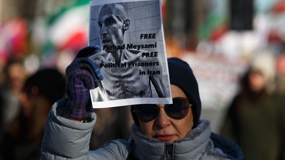 Írán propustil disidenta, během protestní hladovky vyhubl na kost