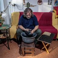 Z výsledné hmoty pan Matějka ručně lisuje františky.