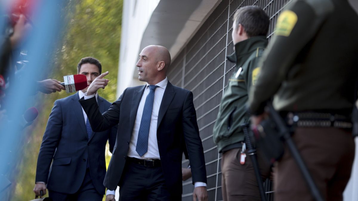 Za nevyžádaný polibek půjde bývalý šéf španělského fotbalu před soud