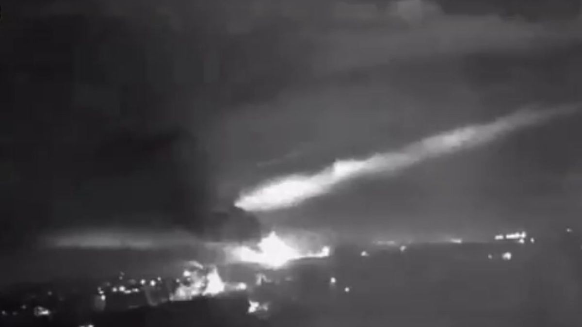 Záběry masivního výbuchu na letecké základně na Krymu