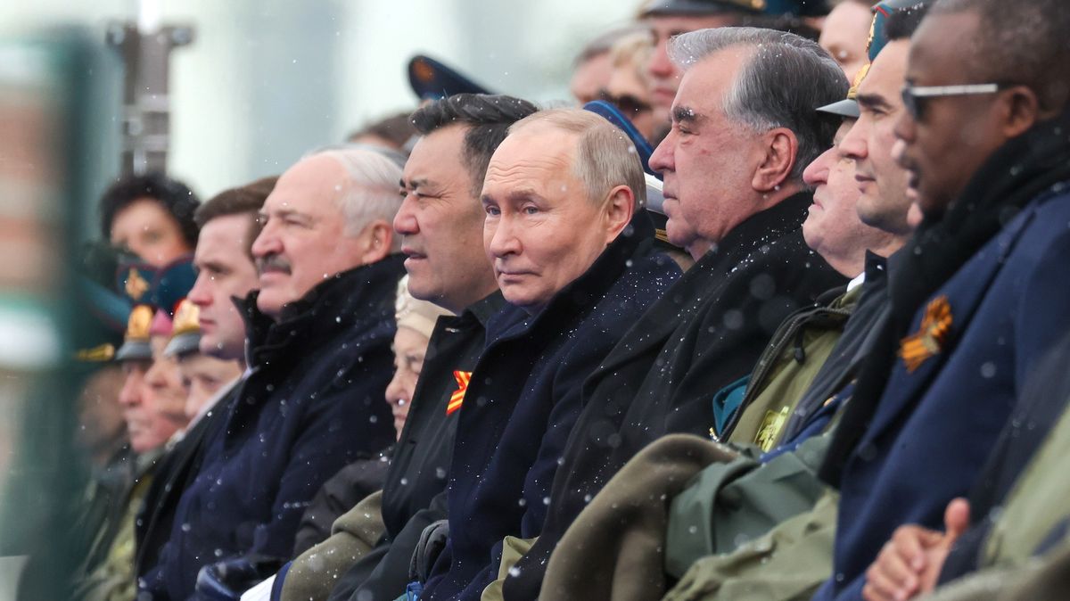 Online: Putin pořádá vojenskou přehlídku. Přijede přes 20 lídrů, včetně Fica